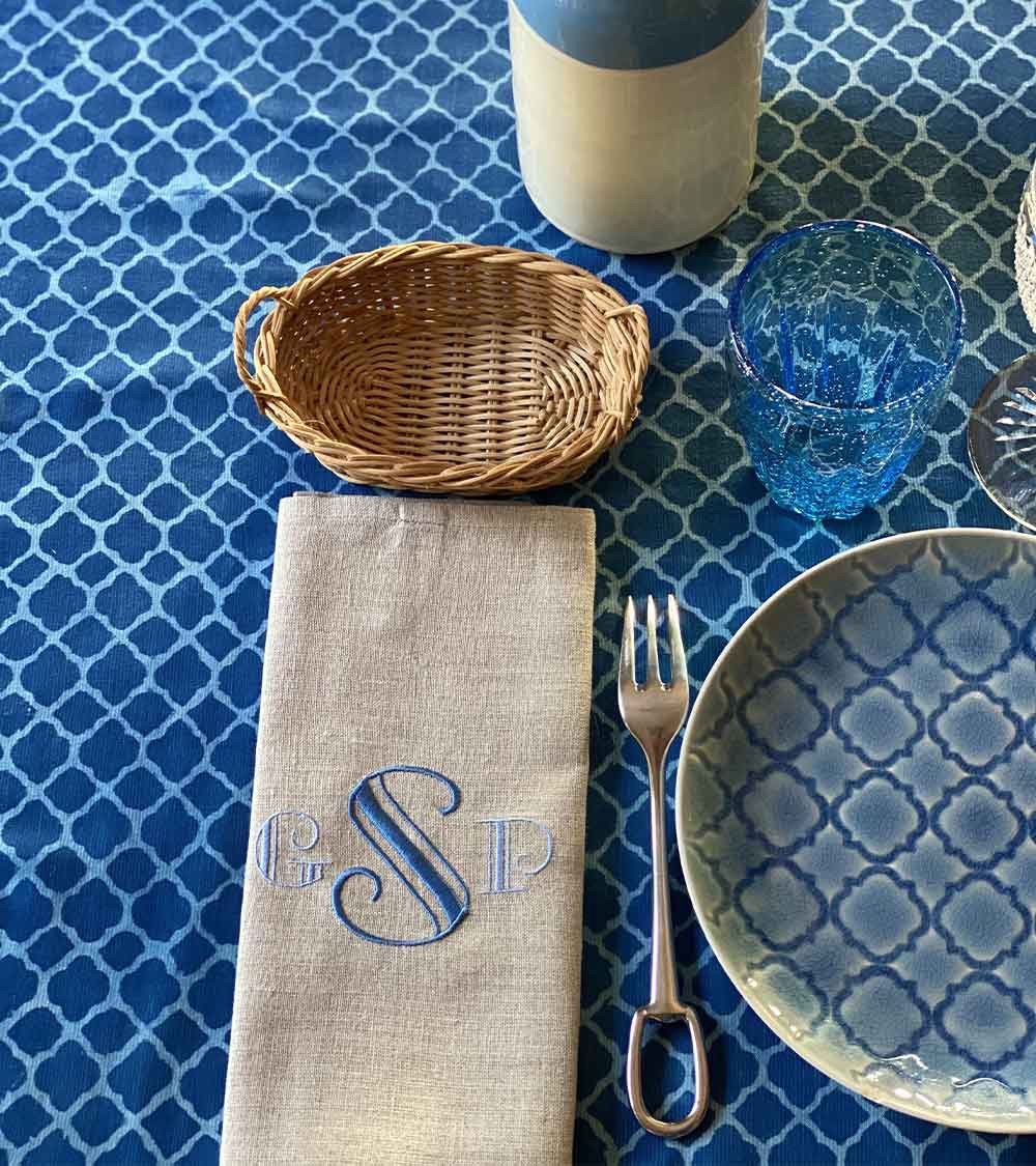 Serviette de table en lin bleu brodée - Personnalisable