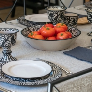 Fresh tomatoes for a fresh start 🍅 #plate #black #handcratfed #ceramique #casalopez #paris #decorationinterieur #decor 
#inspo #home #interiordecor #interiordesign #discover #tapis #tissu